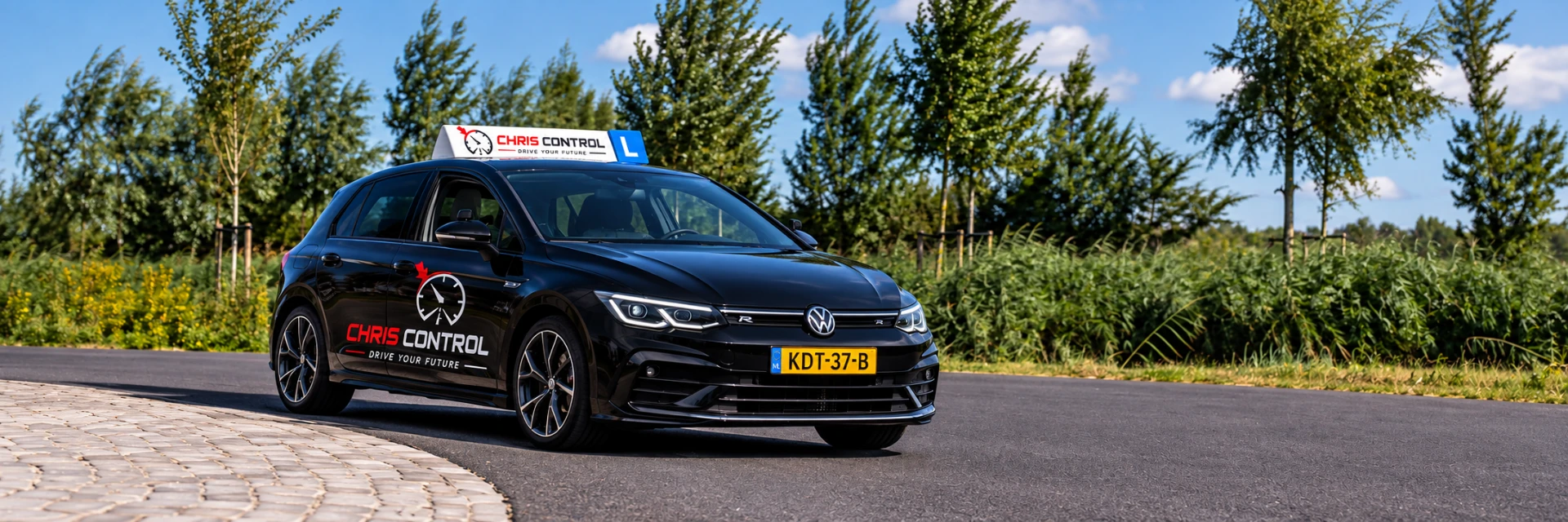 Lesauto van Rijschool Chris Control: zwarte Golf met dakbord